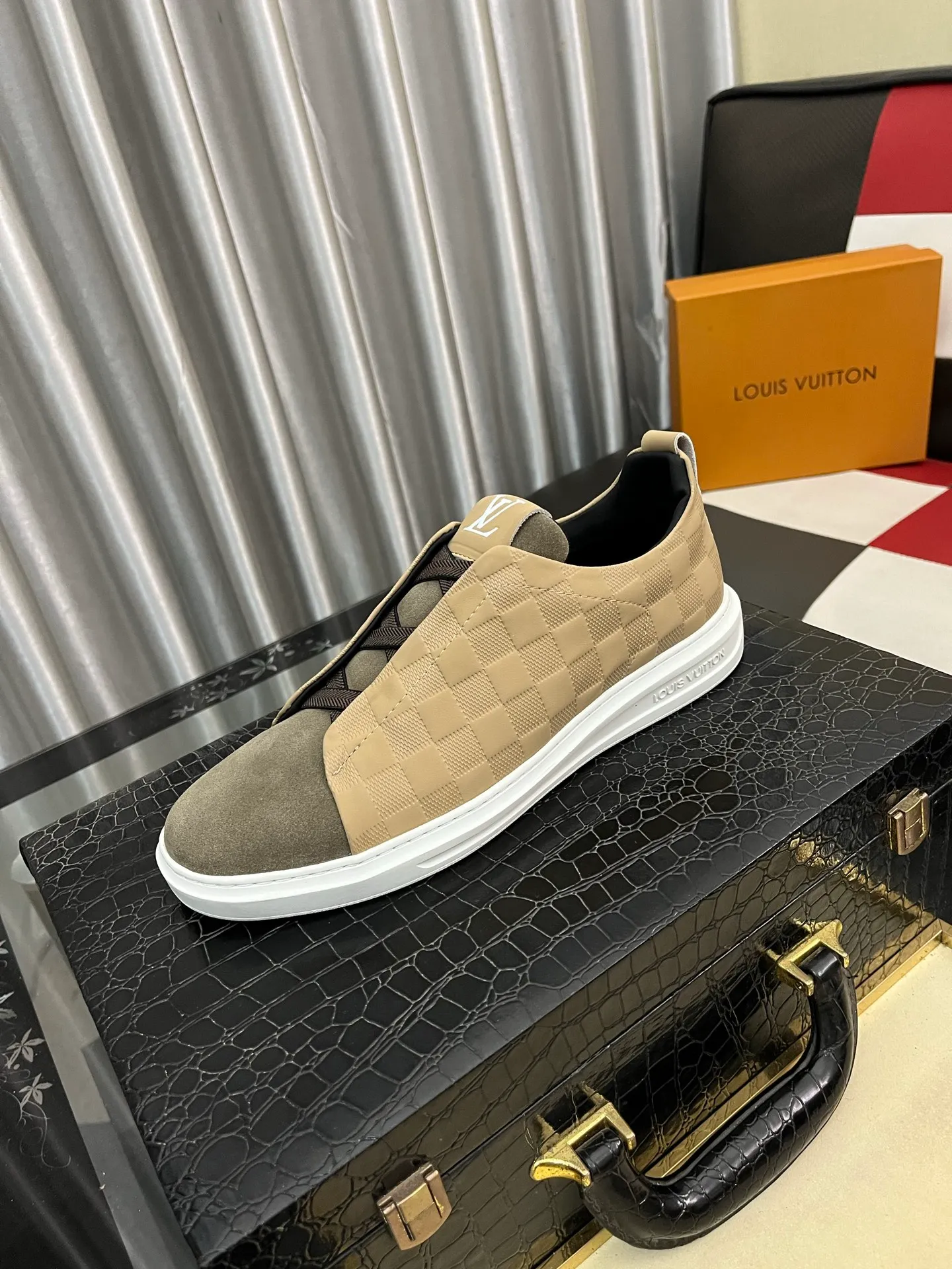 Men's shoes💰: 438⌚️⌚️"Loui* Vuitto*" LV's new Gaobang sports and casual shoes, imported first-layer cowhide ➕ imported sheepskin lining, high-end and comfortable, original outsole is light and wear-resistant! Purely handmade, details determine quality! Size 38-444️⃣Colors available